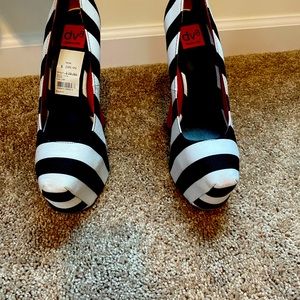 Size 10 Dv8 pump. Black and white strip
